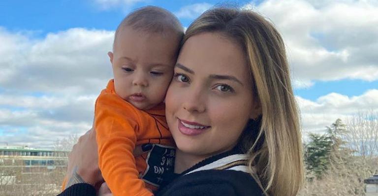 Carol Dantas encanta ao compartilhar clique do filho caçula: ”Sorrisinho para animar vocês”