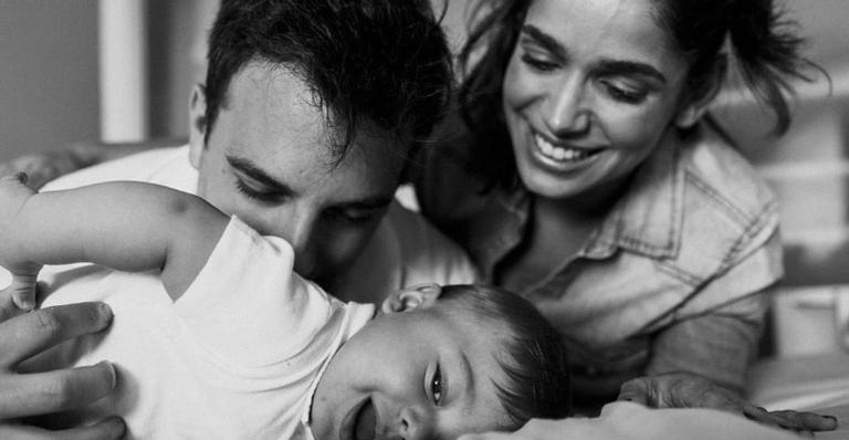 Em quarentena, Sabrina Petraglia posa com a família: ”Em casa, cuidando de nós, do outro”