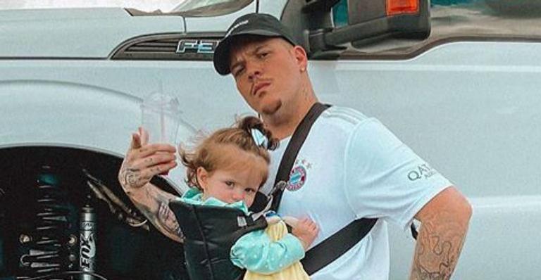 Ferrugem compartilha clique lindíssimo da filha caçula dormindo e se declara: ”Musa inspiradora”