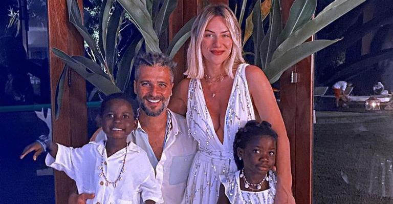 Giovanna Ewbank registra momento dos filhos, Titi e Bless, fazendo bolo e aprova: ”Ficou perfeito”