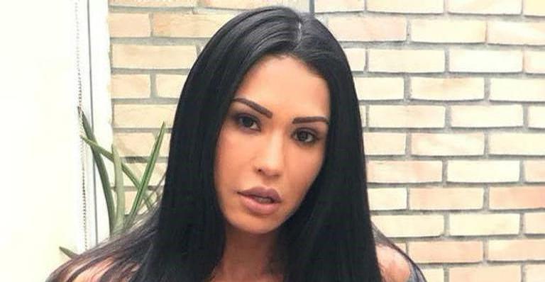 De quarentena, Gracyanne Barbosa surge ”nadando” de maiô com skate em casa