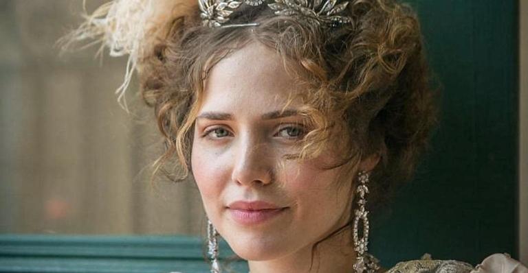 Leticia Colin comemora retorno de novela às telinhas: ”Te fazer companhia na quarentena”