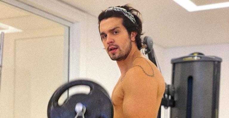 Em quarentena, Luan Santana posa sem camisa na academia de casa e recebe elogios