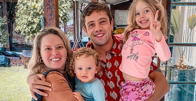 Mari Bridi mostra Rafael Cardoso tocando violão e cantando com os filhos: ”Banda do amor”