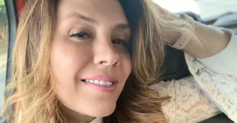 De quarentena, cantora Simony mostra o corpão em clique de biquíni e brinca: ”Eu e ele. Vem sol”