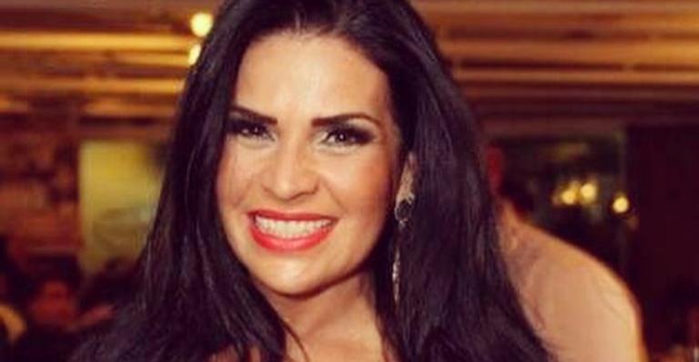 Em isolamento, Solange Gomes renova bronzeado de biquíni na varanda de casa