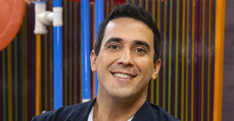 André Marques aparece dormindo ao lado de cachorro: ”Muito amor envolvido”