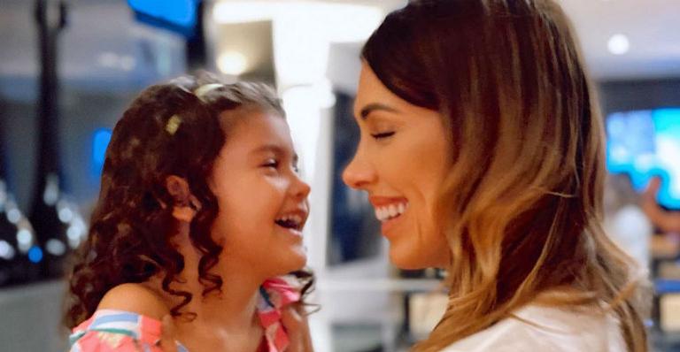 De quarentena, Bella Falconi conta com a ajuda da primogênita para manter o treino em dia