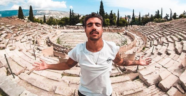 Caio Castro usa lembrança para fazer alerta relacionado ao coronavírus: ”O mundo pede força”
