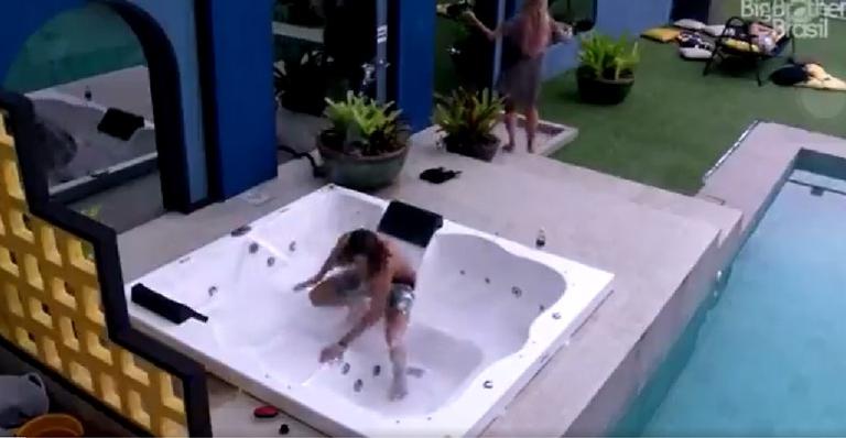 BBB20: Daniel se atrapalha com hidromassagem, protagoniza momento hilário e vira meme na web
