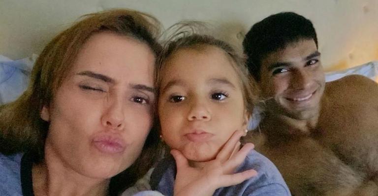 Deborah Secco conta que revesa cuidados da filha com o marido durante a quarentena