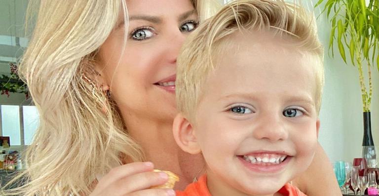 Em quarentena, Karina Bacchi se diverte com Enrico Bacchi: ”Mamãe canguru”