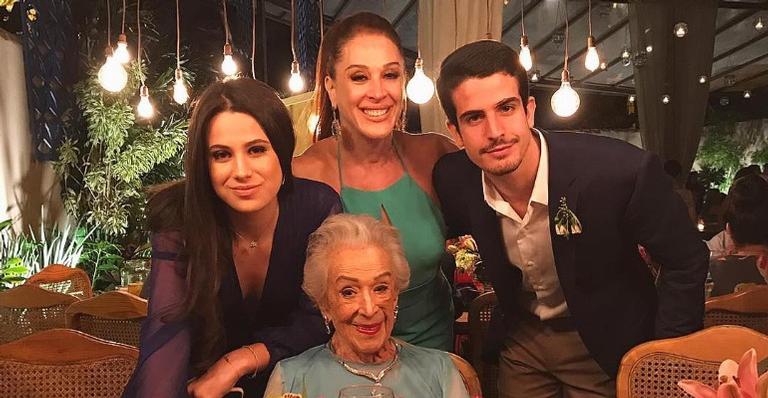 Um ano após a morte da avó, Enzo Celulari presta homenagem: ”Quanta saudade”