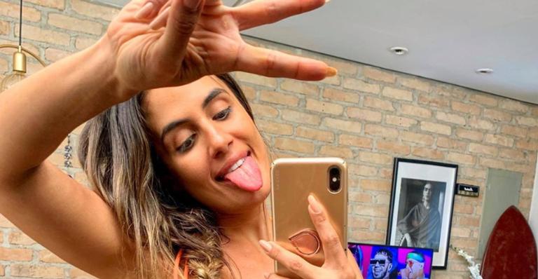 Ex-BBB Carol Peixinho volta para cidade natal e exibe corpão na praia: ”Minha Bahia”