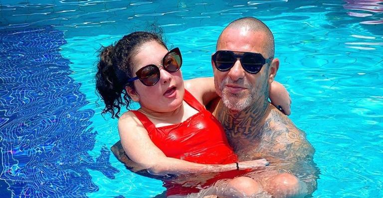 Henrique Fogaça comemora avanço da filha Olívia: ”Aprendendo a ficar em pé”