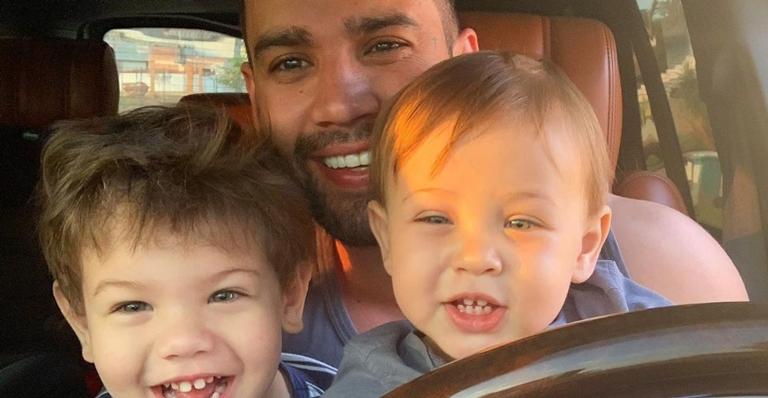 Gusttavo Lima passa a quarentena ao lado da família e se derrete com os filhos passando álcool gel