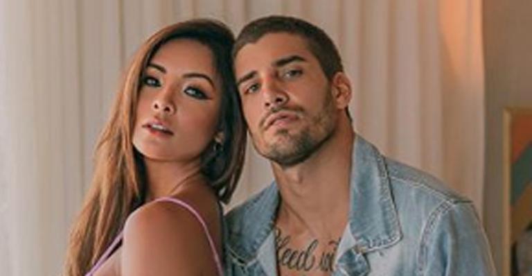 Noivo de Carol Nakamura compartilha clique sensual na cama e se declara: ”Amor mais puro”