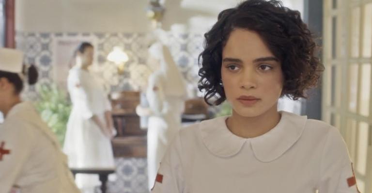Revoltada, Inês prejudica vida de Lola na novela ‘Éramos Seis’