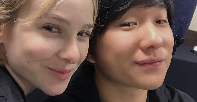 Após eliminação, Pyong Lee posa ao lado da esposa ao voltar para casa
