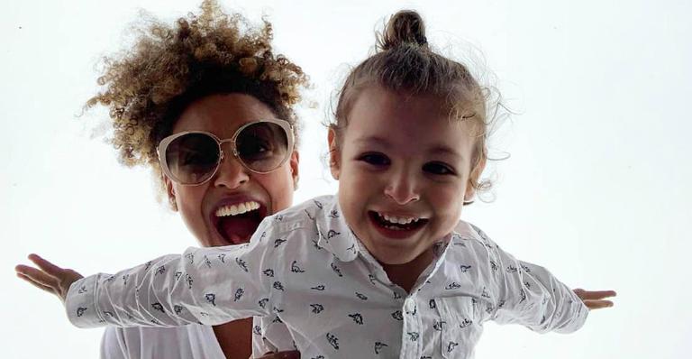 Sheron Menezzes relembra clique agarradinha ao lado do filho: ”É TBT mas é assim que a gente tá!”