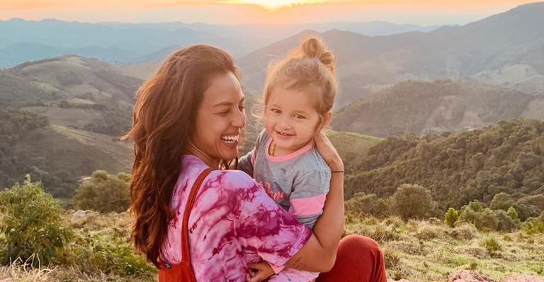 Yanna Lavigne exibe filha brincando com cachorro e encanta web: ”Linda”