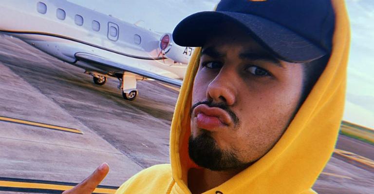 Na quarentena, Zé Felipe se declara para os fãs com foto antiga de show: ”Já estou com saudades”