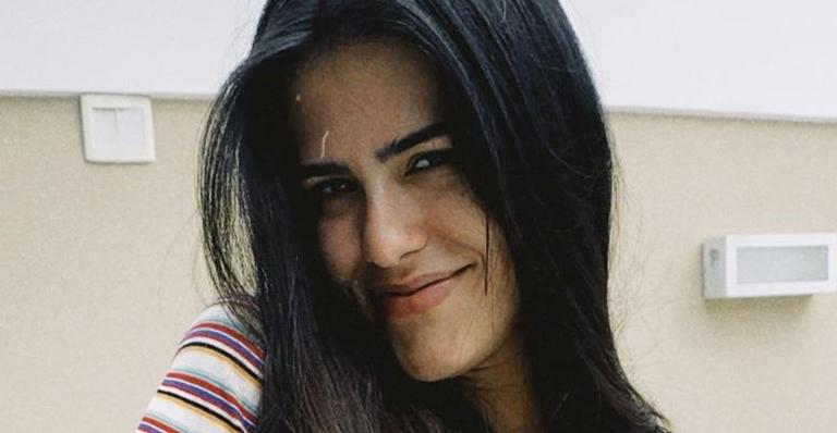 Antonia Morais posa com cara de brava e brinca: ”Olhando para o final de semana”