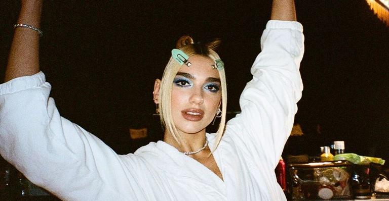 Em quarentena, Dua Lipa aproveita banho de banheira: ”Como passar o tempo”