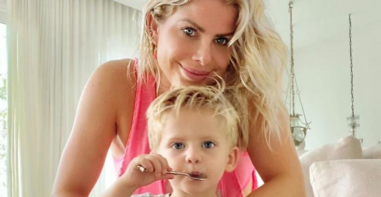 Em quarentena, Karina Bacchi se diverte com o filho e explode o fofurômetro na web