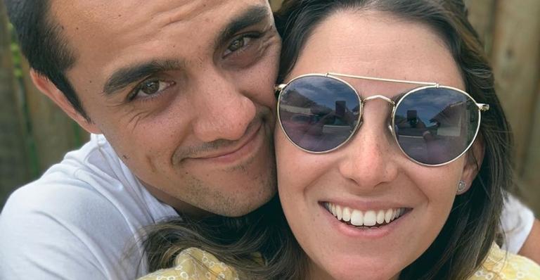Felipe Simas e Mariana Uhlmann comemoram mesversário do filho: ”Um mês do nosso pequeno”