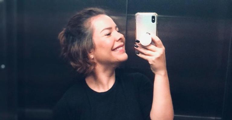 Em quarentena, Fernanda Souza treina em casa e exibe barriguinha: ”Em casa cansa também”
