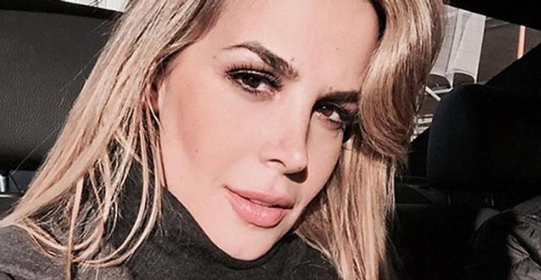 Robertha Portella eleva a temperatura e faz topless na cozinha