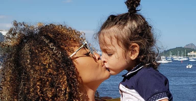 Sheron Menezzes mostra como está passando a quarentena ao lado do filho e arranca gargalhadas