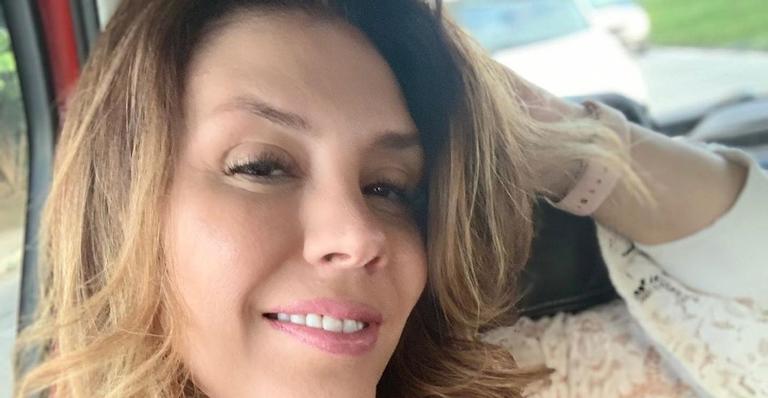 Simony faz clique ousado na piscina e arranca elogios de fãs: ”Muito gata”
