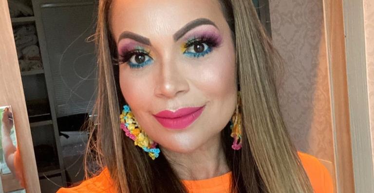 Em isolamento, Solange Almeida ostenta bom humor e dança na cozinha