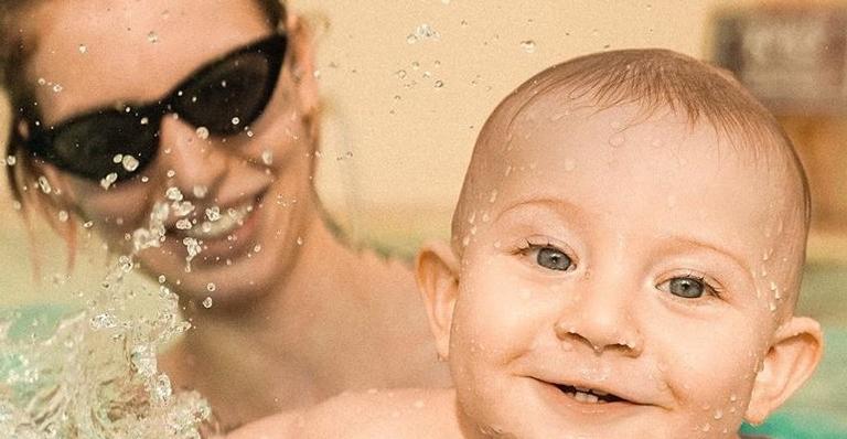 Zoo compartilha cliques de Gael, seu filho com Christian Figueiredo, na piscina e diz: ”Ama água”