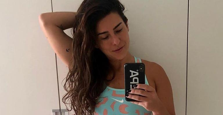 Diagnosticada com coronavírus, Fe Paes Leme posa meditando: ”Recebendo energia boa de vocês”