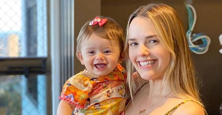 Fofura do dia! Thaeme Mariôto flagra Liz mostrando seus dois dentinhos e encanta a web
