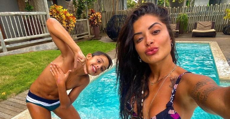 Aline Riscado posa abraçada com o filho, Nathan, e se declara: ”Meu parceiro de quarentena”
