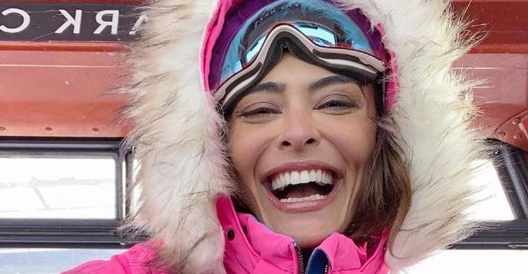 Poderosa! Juliana Paes compartilha clique com os cabelos cacheados e arranca suspiros de internautas