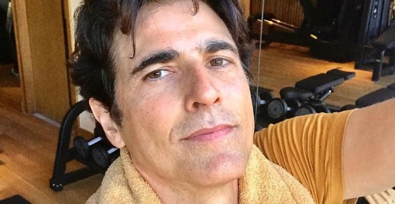 Durante quarentena, Reynaldo Gianecchini exibe treino com os cachorros: ”Tive que adaptar”