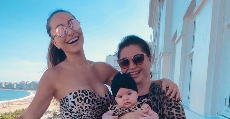 De quarentena, Sabrina Sato mostra Zoe grudada na avó, Kika Sato, depois de dia de piscina
