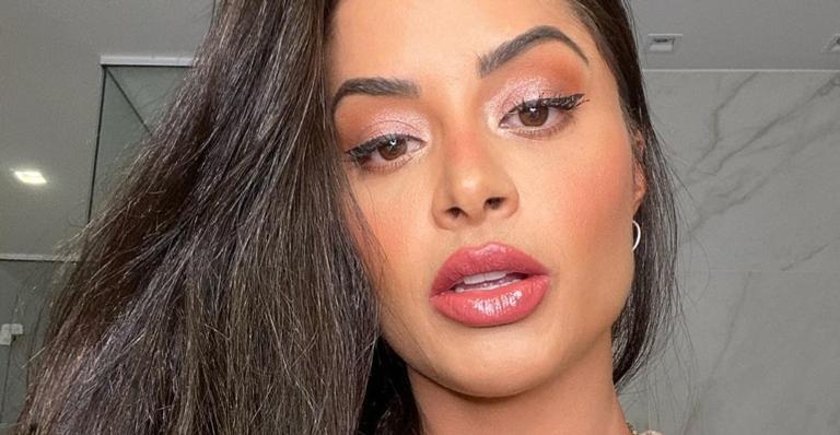 De biquíni, Aline Riscado realiza procedimento estético em casa e exibe o resultado