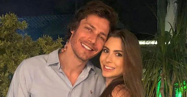 Andre Bankoff se exercita ao lado da namorada: ”Treino de quarentena”
