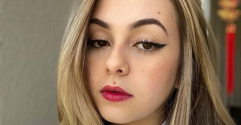Em quarentena, Klara Castanho posta selfies exibindo delineado e brinca: ”Humor oscilando”