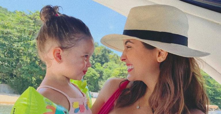 Na quarentena, Letícia Almeida encanta a web ao surgir cantando Gustavo Mioto ao lado de Madalena