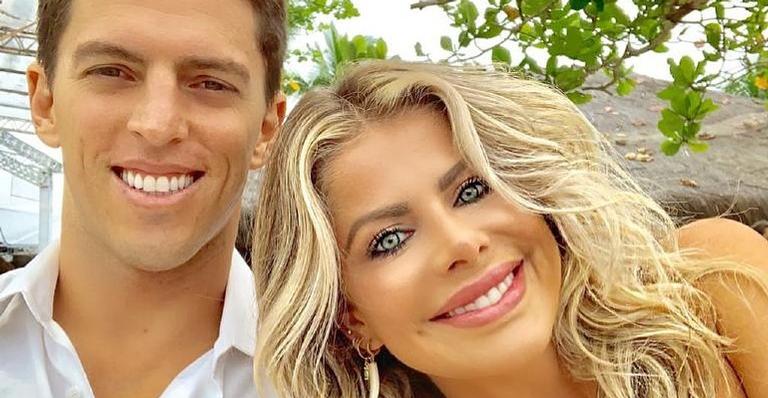 Em meio a tempos difíceis, Amaury Nunes relembra foto do casamento com Karina Bacchi e faz homenagem