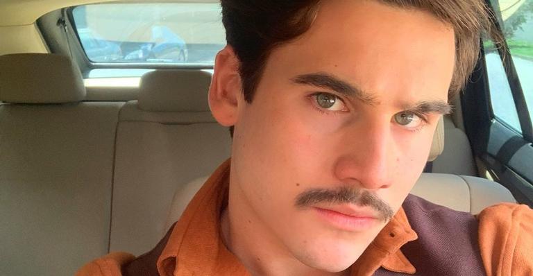 Durante a quarentena, Nicolas Prattes aproveita companhia de seu gato: ”Por aqui, tudo normal”
