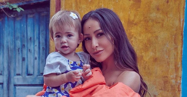 Sabrina Sato toma sol com Zoe e registra abraço carinhoso entre mãe e filha