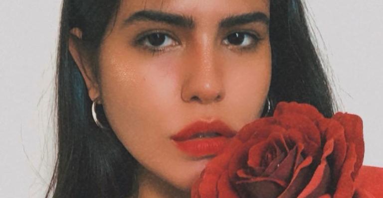 Antonia Morais posta foto tocando guitarra e se compara com Slash, da banda Guns N’ Roses